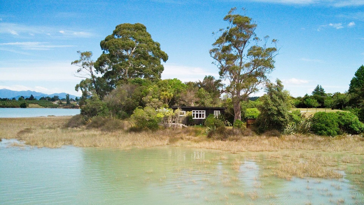 Mapua Cottage | Miro Cottage. Sunny, private waterfront cottage with superb views.