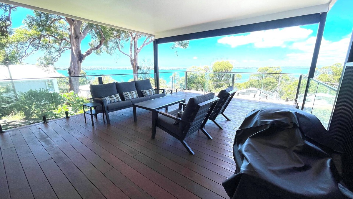 Mirrabooka House | Mirrabooka Magic - Luxury By The Lake