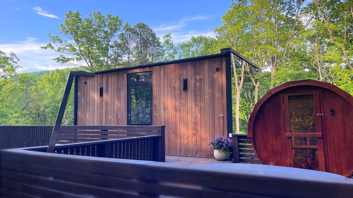 Clarkesville House | Mirror Häus in mountains! Ice bath, sauna, cedar tub, & large outdoor living.