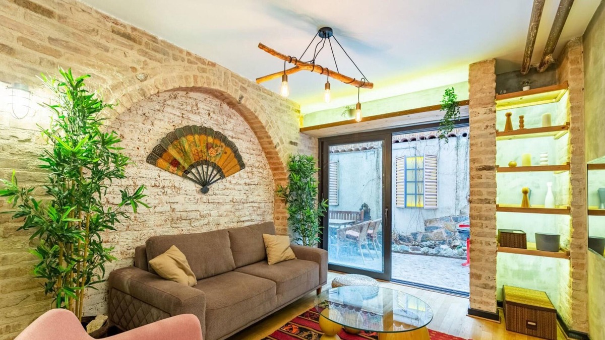 Nisantasi Apartment | Missafir Apartment with Backyard in Nisantasi