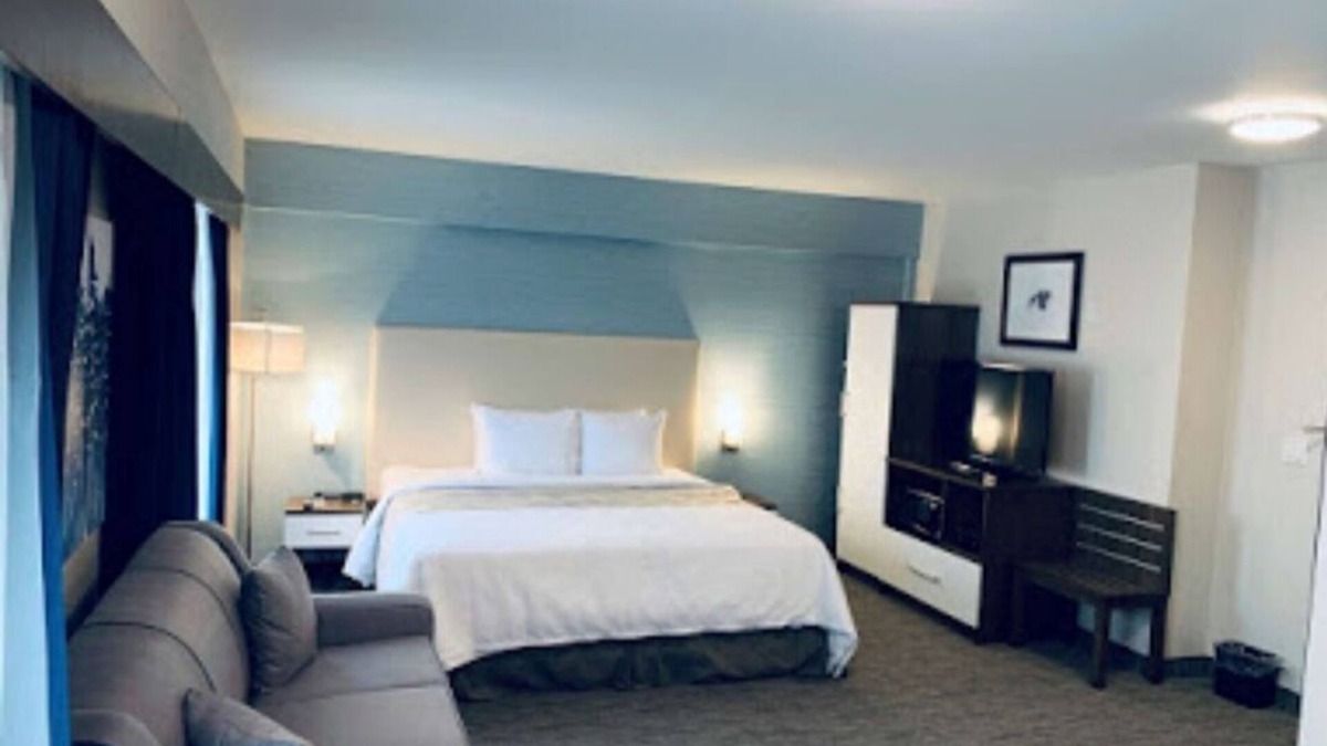 Northeast Mississauga Hotel | Mississauga stay minutes to Pearson and The International Centre