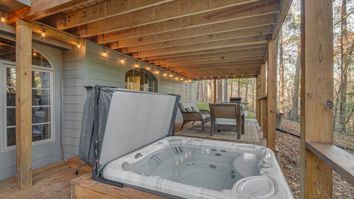 Tougaloo Cabin | Mississippi Retreat w/Hot Tub, Deck & Lake Views!