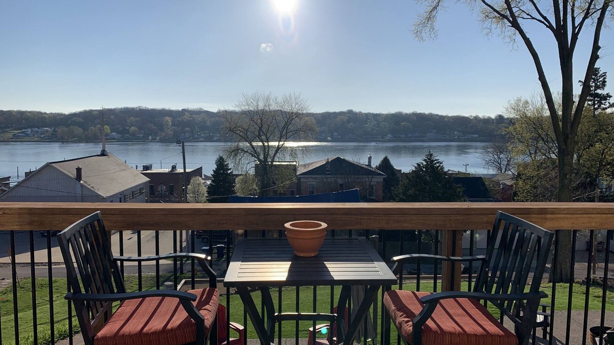 Le Claire House | Mississippi River Views and Downtown LeClaire all in one!