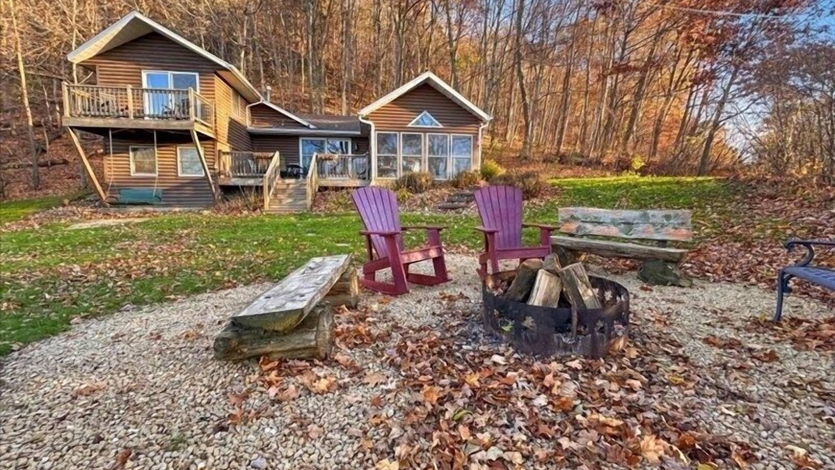 Sherrill Cabin | Mississippi River waterfront cabin just steps from the beach and boat launch