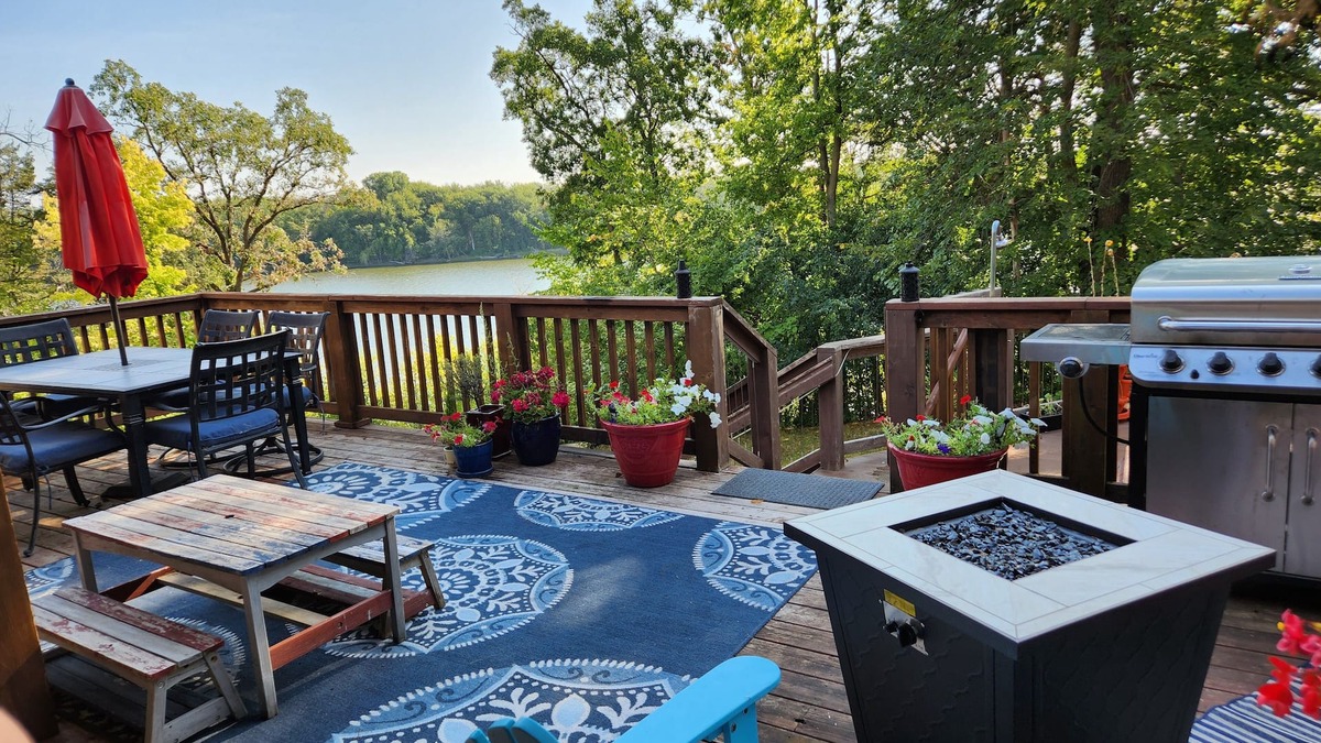 Inver Grove Heights House | Mississippi River views, year-round Hot Tub and Bald Eagle Visitors