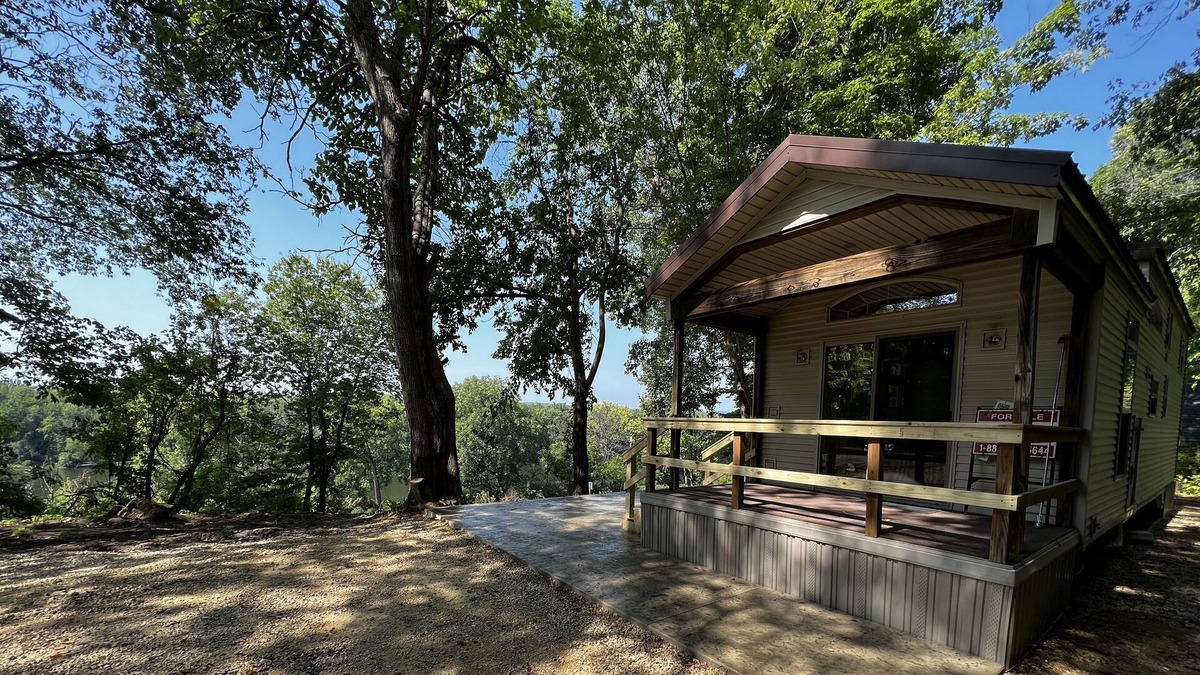 De Soto Cabin | Mississippi View 1 Bedroom & loft 1 Bath Sleeps 4