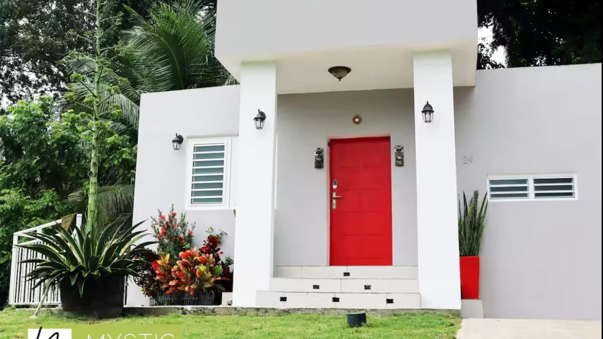 Rio House | Mistic River Nature + City in Beverly Hills Guaynabo | Pool + Parking