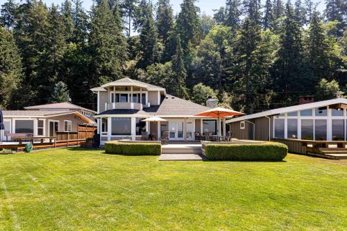Freeland House | Misty Lady at Water's Edge