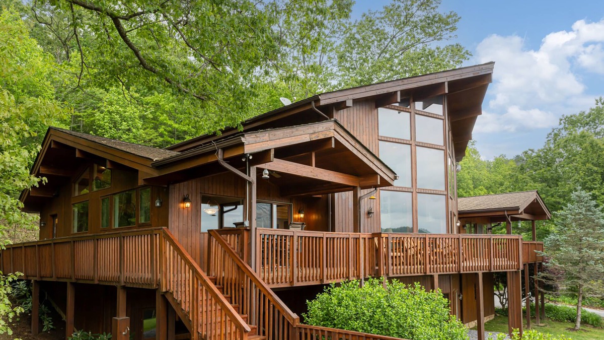Clyde House | Misty Mountain with Luxury Views!