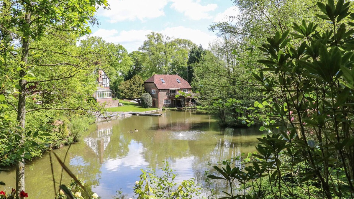 Crawley Down Apartment | MISWELLS COTTAGES - LAKE VIEW, family friendly in Turners Hill