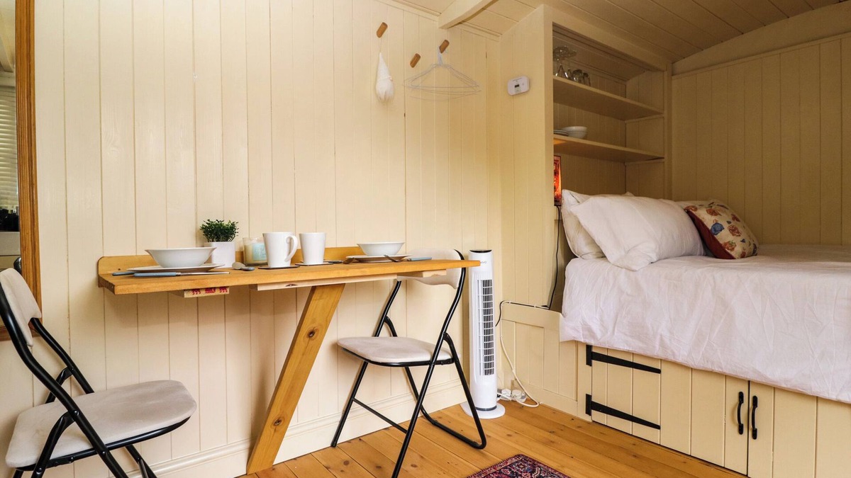 Moreton-in-Marsh Cottage | MITFORD GYPSY HUT, romantic, with open fire in Moreton-In-Marsh