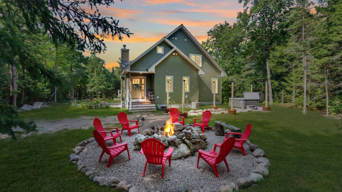 Conway House | Mitten Pines Cabin | Hot Tub | Fire Pit | Games