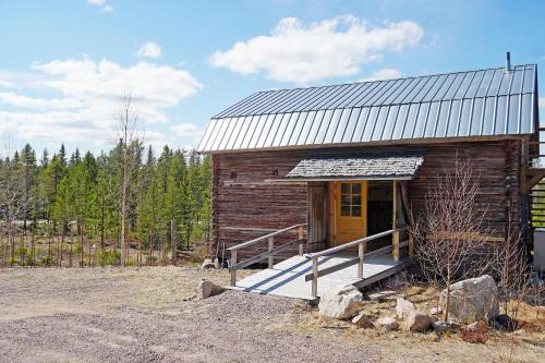 Edsbyn Hostel | Mittjas Vallen Timber Lodge & Cabins