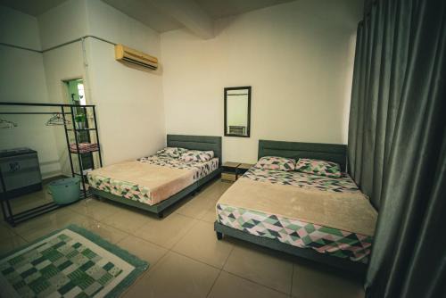Jenjarom Apartment | MKB Homestay - Landed Studio room with 2 Queen bed and Free gated Parking