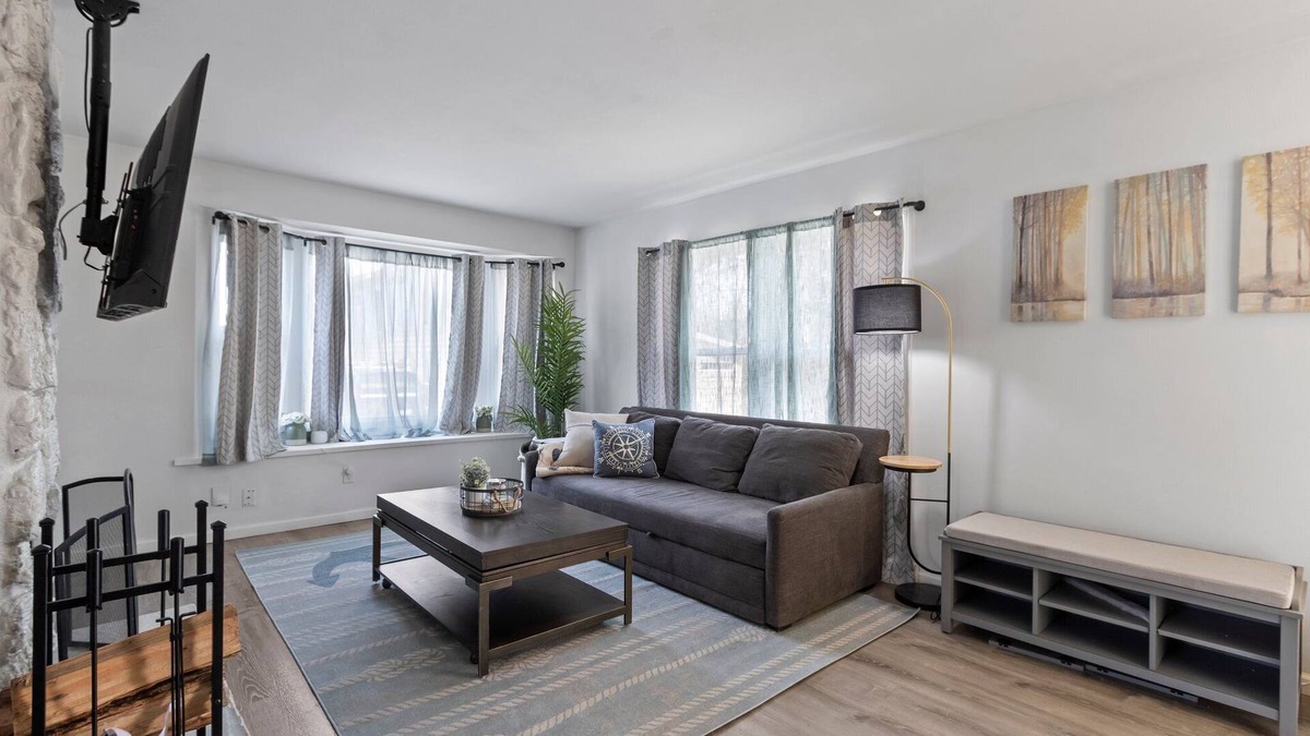 Glendale House | MKE River 3-LVL Townhouse 3BR+1.5BA with Parking for 2 Vehicles