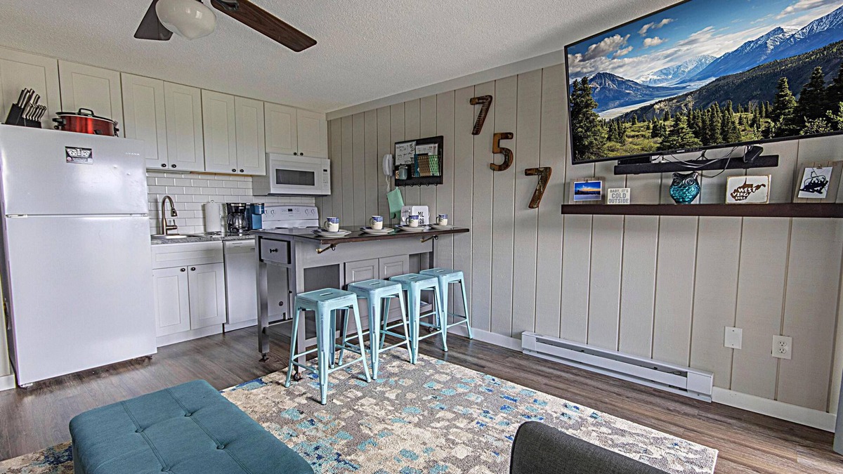 Snowshoe Condo | ML 128: Powder Perfect | Cozy Nights + Easy Ballhooter Access