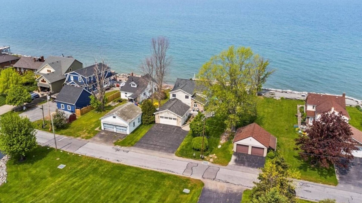 Hilton House | MM Properties Lake Ontario: Summer Breeze R23-133