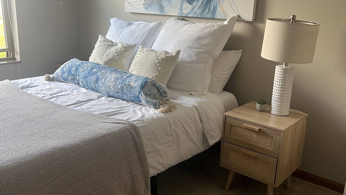 Ramsey Apartment | MN Stylish, newer, safe apt perfect for nurses!