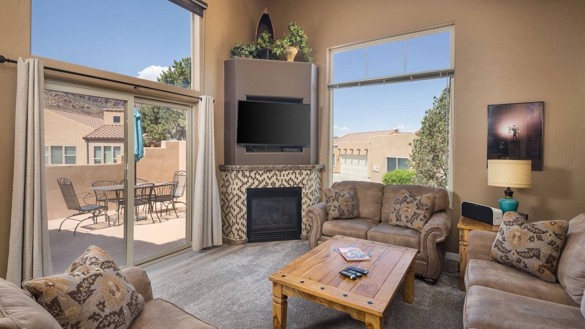 Moab South Valley House | Moab Basecamp! 10 min to Arches | Pool & Hot tub