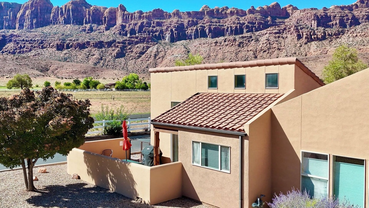 Moab South Valley House | Moab Rim Views! I Garage I Pool & Hot Tub I Pet Friendly I Trailer Parking