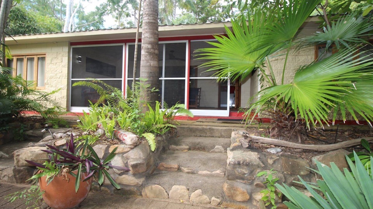 Horseshoe Bay House | Moana Cottage, stroll to Horseshoe Bay beachfront