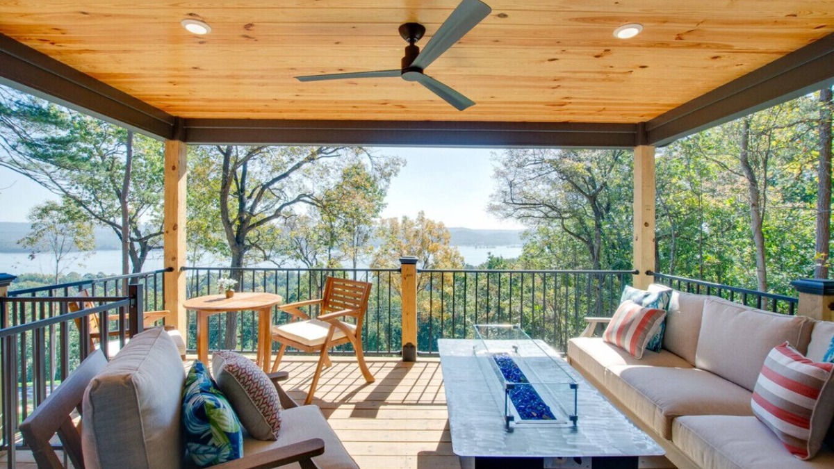 Groveoak Cabin | Moana-Themed Luxury Cabin with Lake Views, Hot Tub & Festive Decor