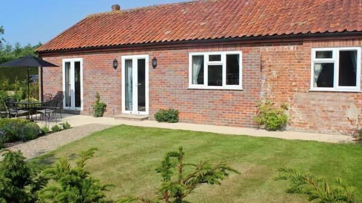Wood Dalling Cottage | MOAT FARM COTTAGE, family friendly, with a garden in Wood Dalling
