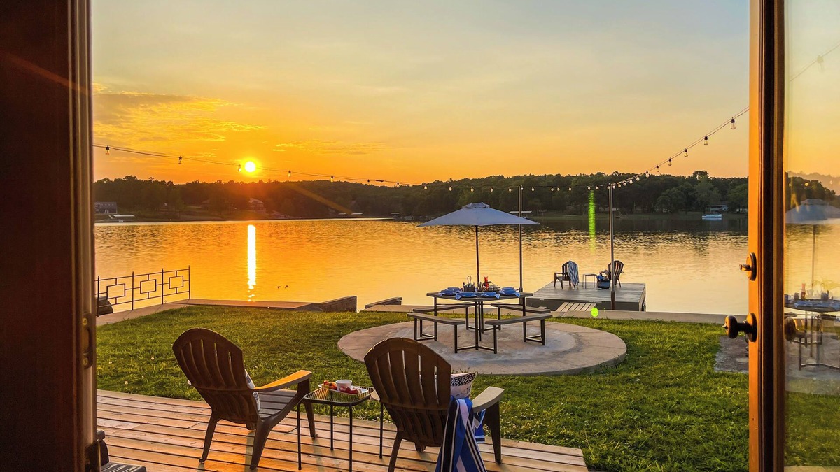 Horseshoe Bend House | Moat House on Crown Lake