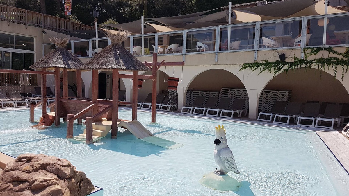 Frejus Port RV Rental | Mobil Home climatisé avec terrasse - Camping de luxe