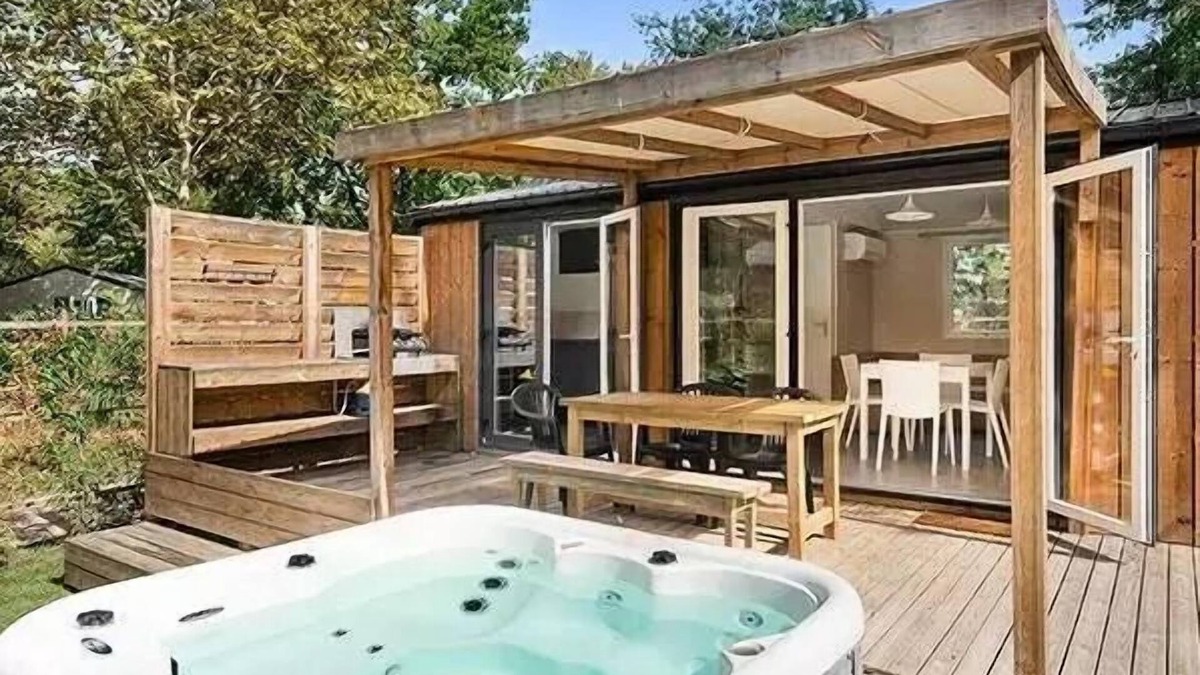 Vitrac House | Mobil-home | Ultimate | 2 Ch. | 4 pers. | Single terrace with Jacuzzi | A/C | TV