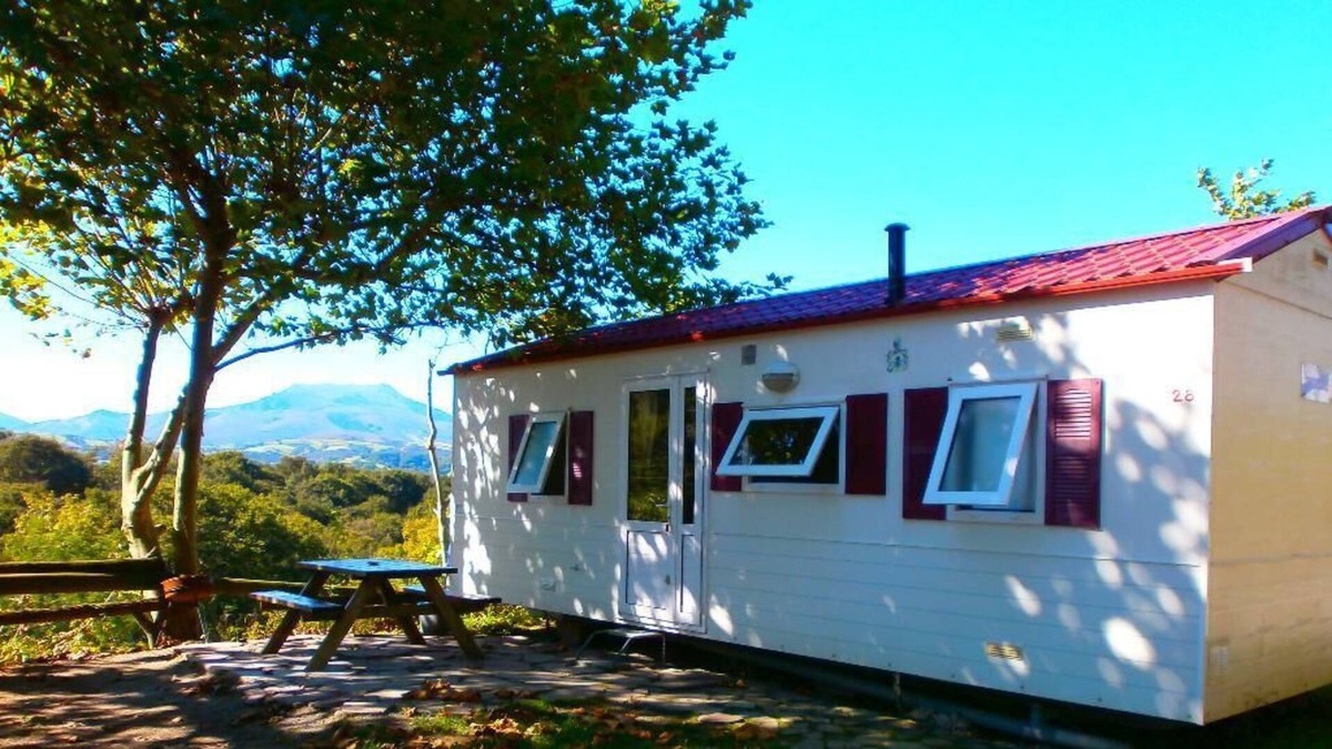 Saint-Pee-sur-Nivelle Ski Chalet | mobile cottage on a hill with views