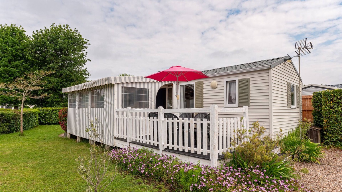 Saint-Gildas-de-Rhuys RV Rental | Mobile Home 'Mobilhome 6 Pers - Pool' with Shared Pool, Shared Terrace and Private Garden