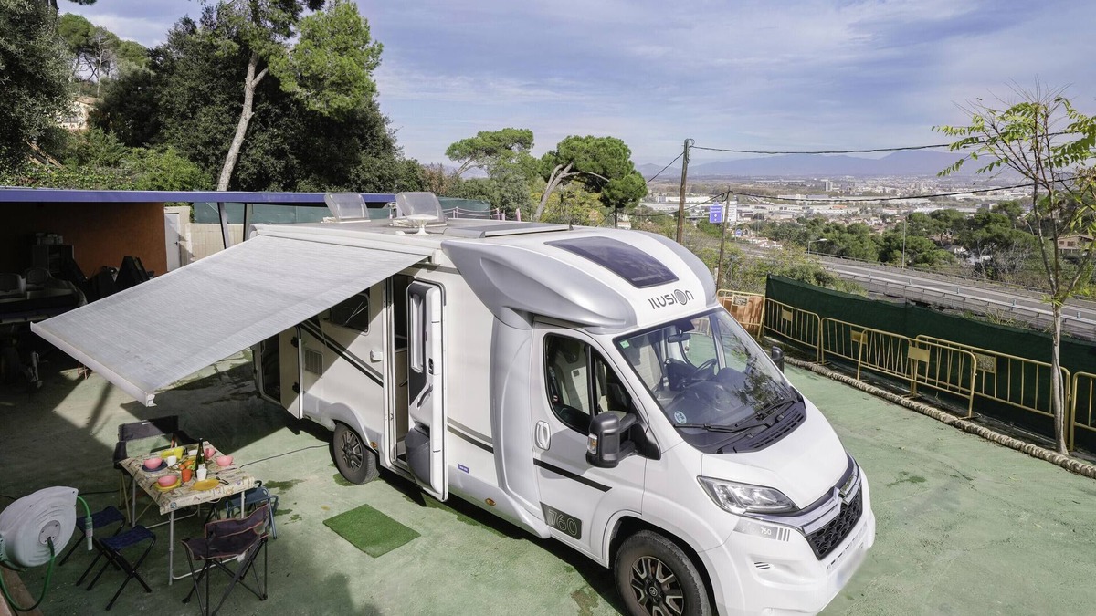 Montcada I Reixac House | Mobile Home "Cerca De Barcelona" with Mountain View, Shared Terraces & Private Garden