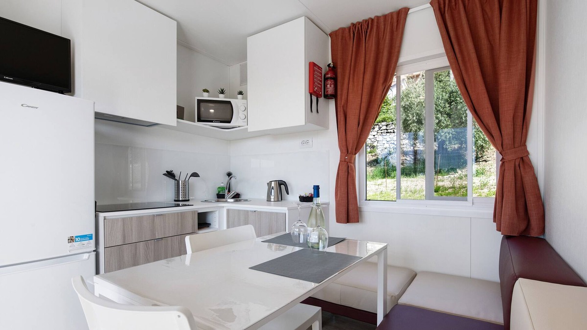 Predore RV Rental | Mobile Home 'Eurovil 4' with Lake View, Wi-Fi and Air Conditioning