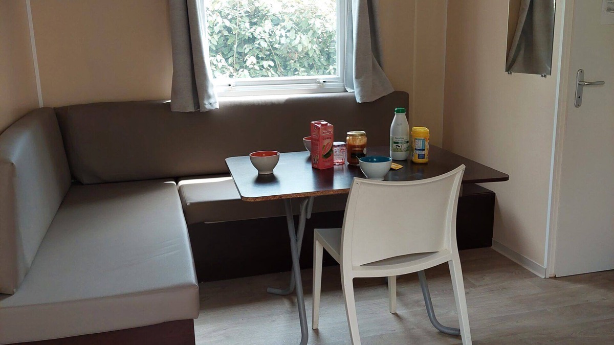 La Roque-d'Antheron RV Rental | Mobile Home 'Le 154 Aux Iscles' with Shared Pool, Private Terrace and Air Conditioning