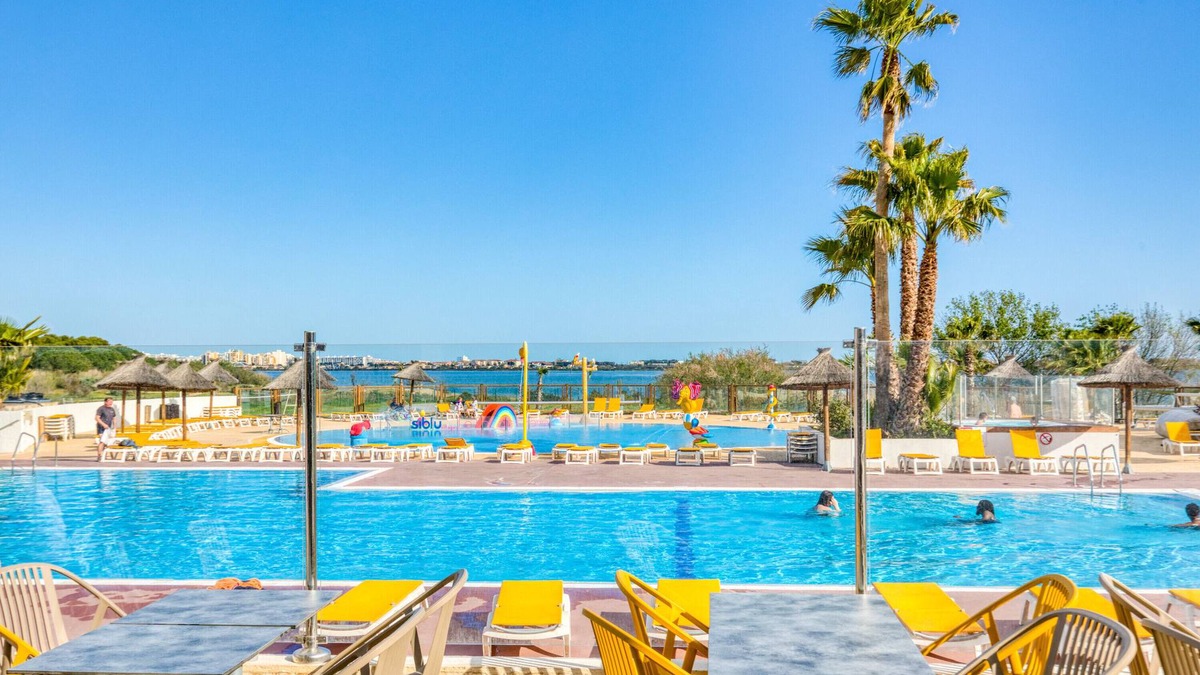 Lattes House | Mobile Home 'Le 370' with Shared Pool, Private Terrace and Private Garden Lattes