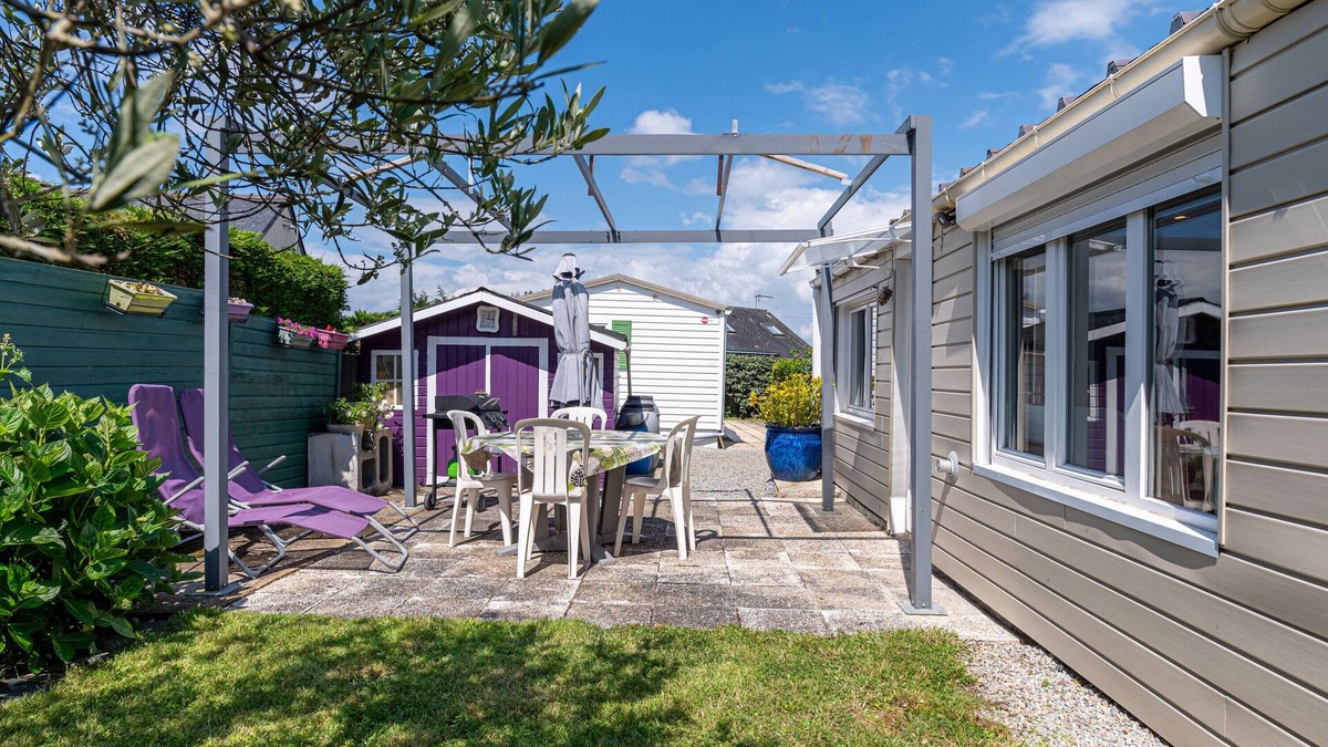 Saint-Jacques RV Rental | Mobile Home 'Mobilhome Rénové Sarzeau' with Private Terrace and Private Garden