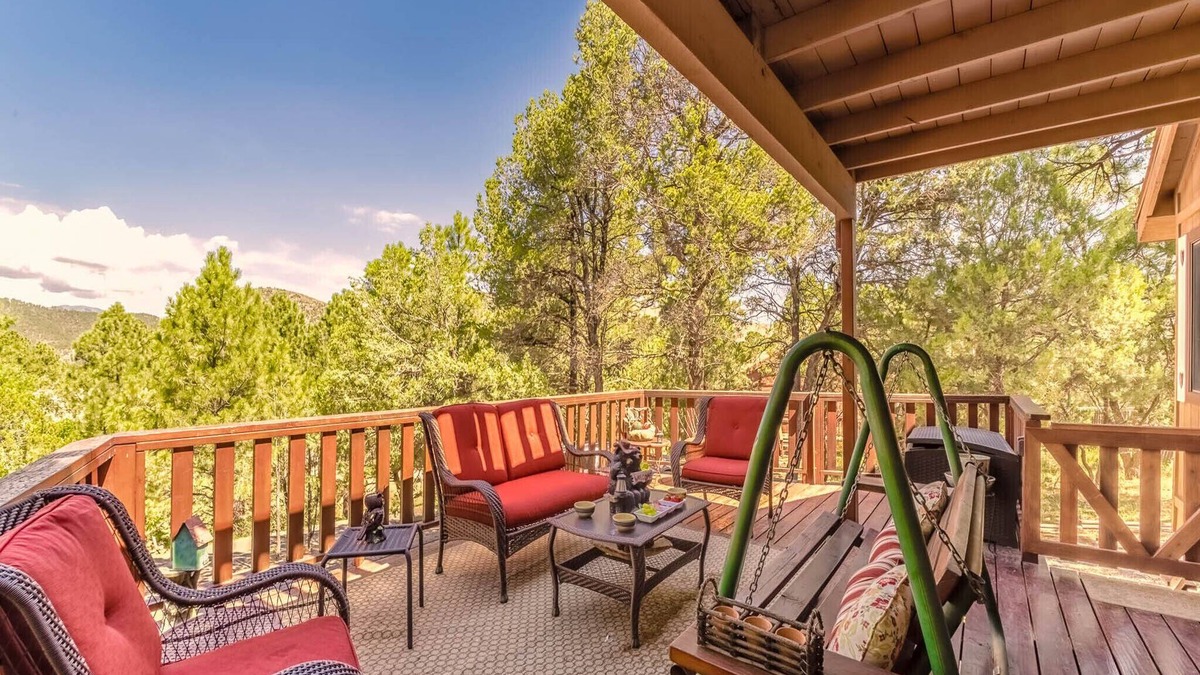 Ruidoso Downs Cabin | Mockingbird Cabin | Pet Friendly, Gas Fireplace