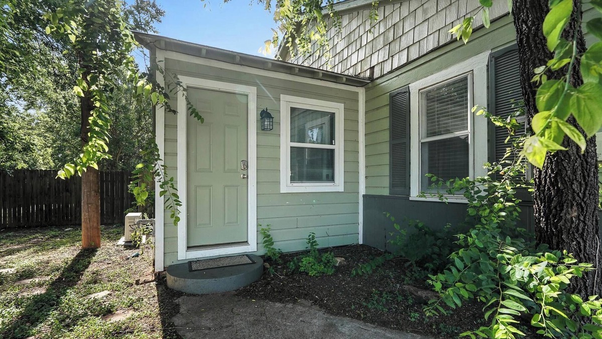 Sayles Blvd. Area House | Mockingbird Lane – Cozy Rustic Retreat