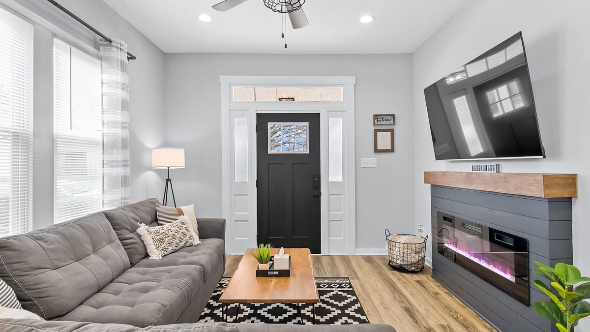 Manchester House | Mod Urban 2 BR with Fireplace and Private Backyard