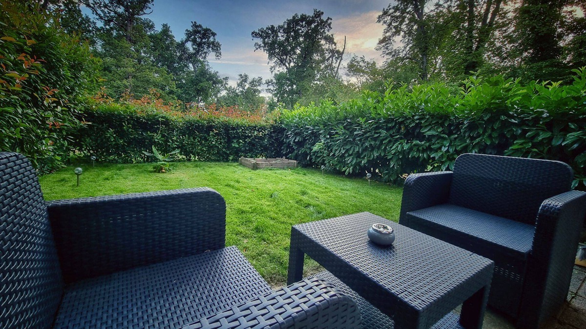 Saint-Germain-les-Corbeil Apartment | Modern studio with private Jacuzzi