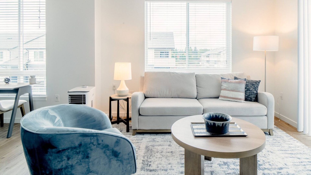 Silver Lake Apartment | Modern Apartment in Prime Location (ID5770X40)