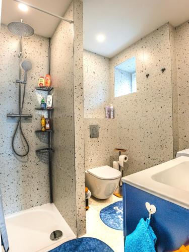 Hanspaulka Apartment | Moderní apartmán s terasou - 15 min Letiště - Parkování na pozemku zdarma