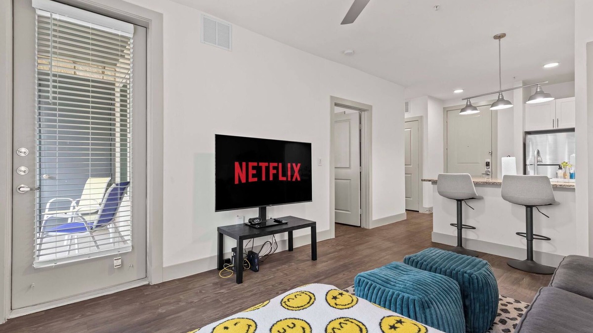 Dallas Apartment | Modern 1-Bed, 1 Bath Apartment w/King Bed, WiFi, 24-Hour Gym & Reserved Parking