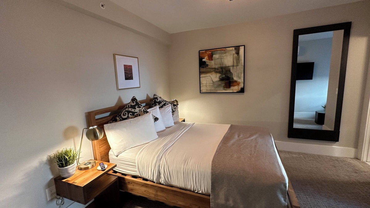 Newport Hotel | Modern 1 Bed/1 Bath (sleeps 3) Dog friendly with parking on historic Pelham St.