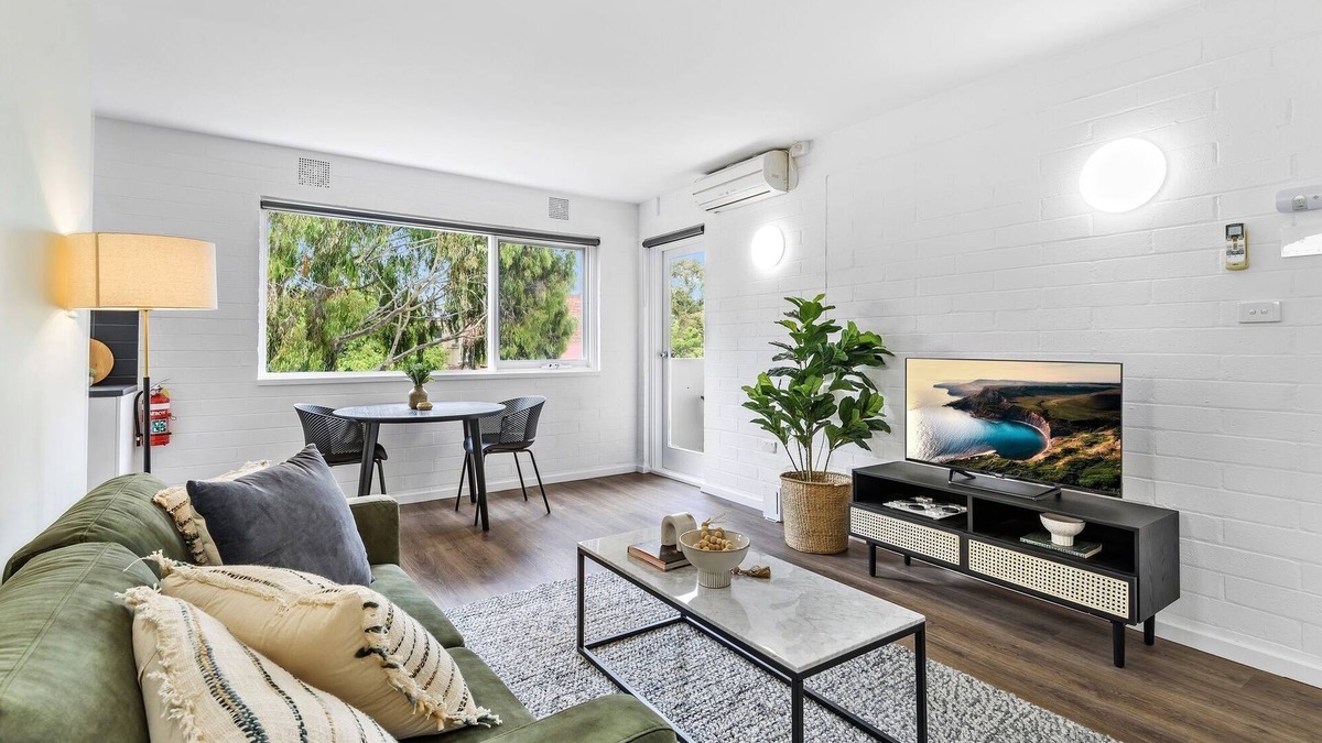 Parkville Apartment | Modern 1-Bed Apartment with Cosy Balcony