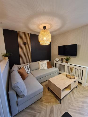 Crynant Apartment | Modern 1 bed apartment next to beach and golf course