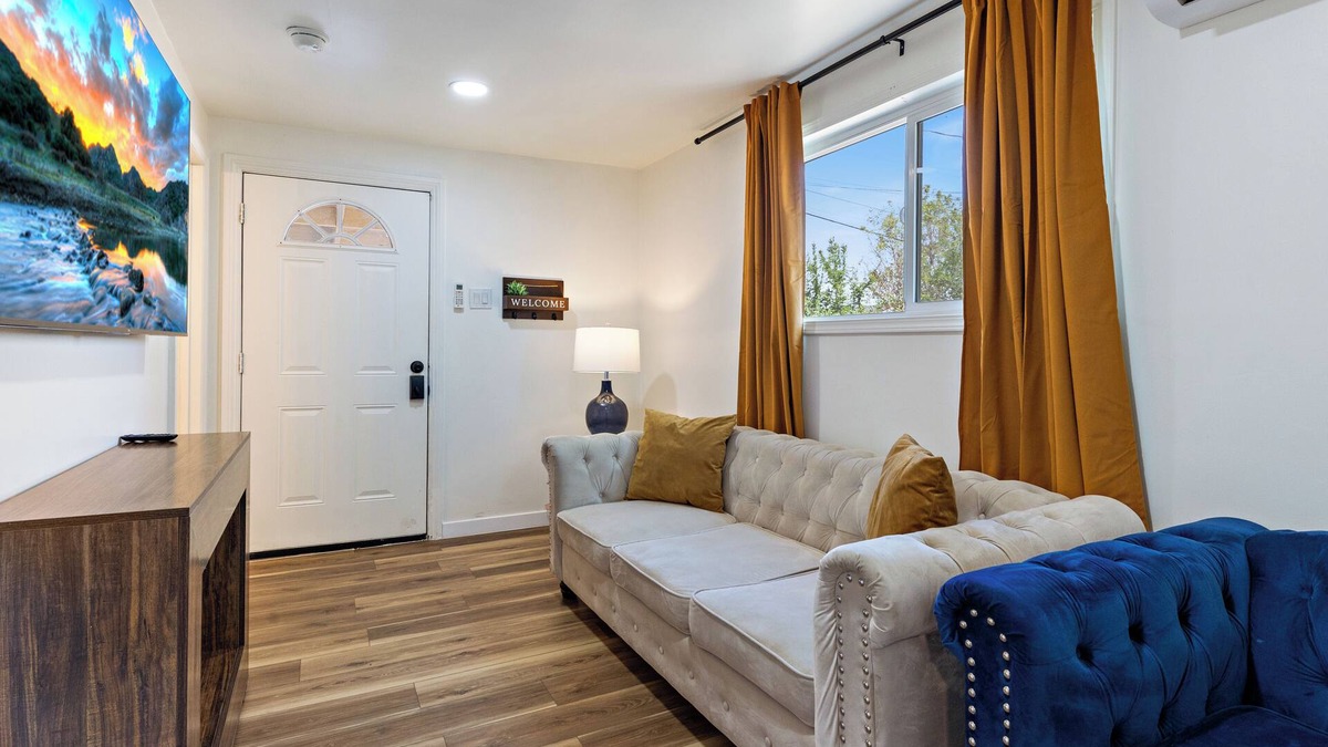 Placentia House | Modern 1-Bed Home in Placentia w/Smart TV, Wifi, Parking near DIsneyland