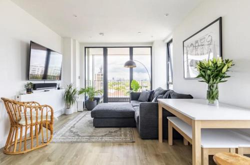 Coldharbour Apartment | Modern 1 bed l City views l Work Space