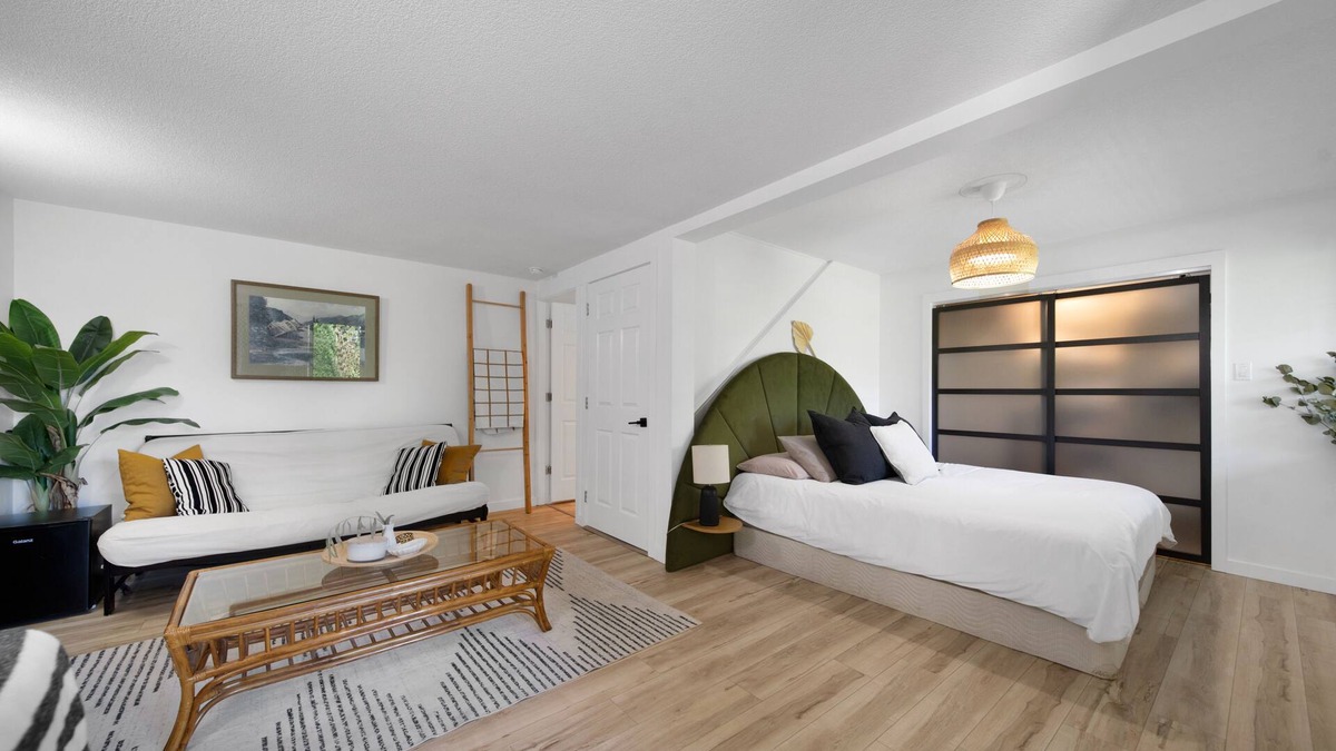 Regional District of Nanaimo House | Modern 1 Bed Suite Close to Town & Westwood Lake